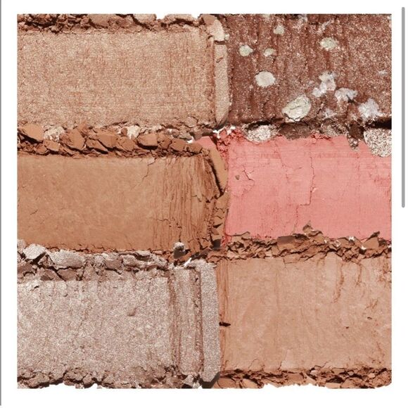 True + Luscious Lucky Glow Bronze and Highlight Palette - Picture 3 of 9